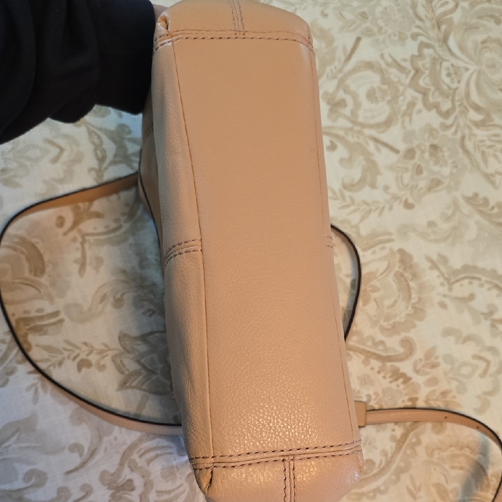 Coach Tan Leather Shoulder Bag with Classic Design - Picture 7 of 9